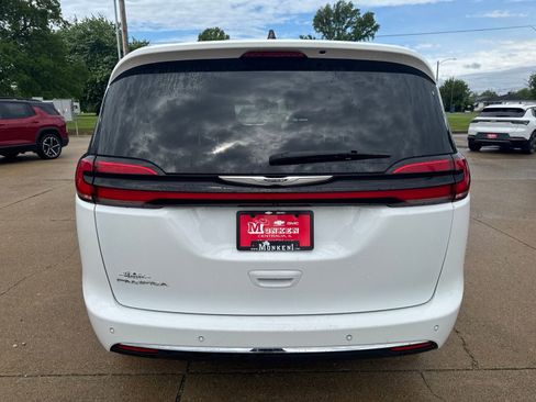 Used 2023 Chrysler Pacifica Touring-L FWD image 4