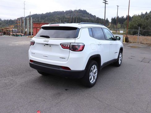 Used 2024 Jeep Compass Latitude AWD/4WD image 5