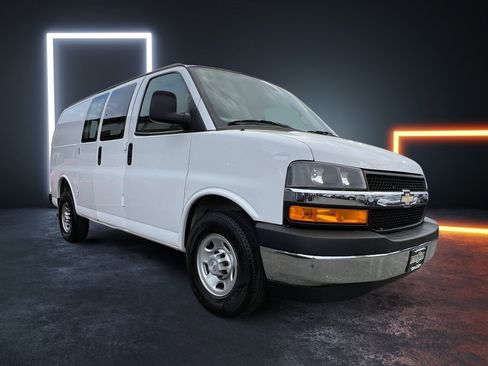 Used 2018 Chevrolet Express 2500 w/ Driver Convenience Package image 8