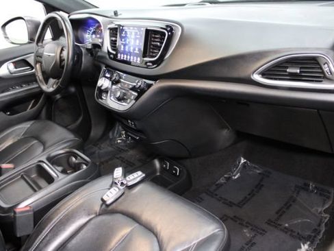 Used 2019 Chrysler Pacifica Touring-L w/ S Appearance Package FWD image 24