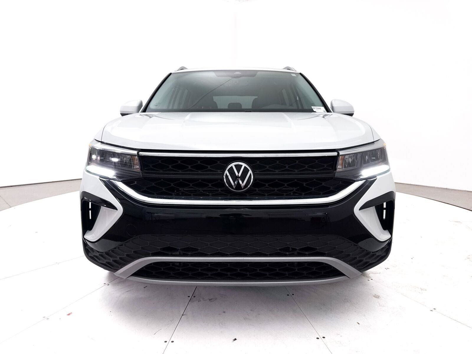 Used 2023 Volkswagen Taos SE w/ Panoramic Sunroof Package FWD image 11