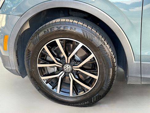 Used 2021 Volkswagen Tiguan SE w/ Panoramic Sunroof Package image 41