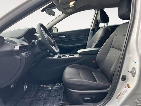 Used 2025 Nissan Altima 2.5 SV FWD image 15