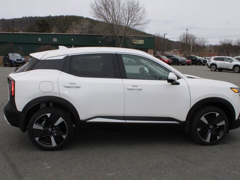 New 2025 Nissan Kicks SR image 7