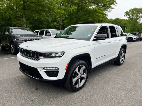 Used 2023 Jeep Grand Cherokee Limited w/ Luxury Tech Group II AWD/4WD image 2