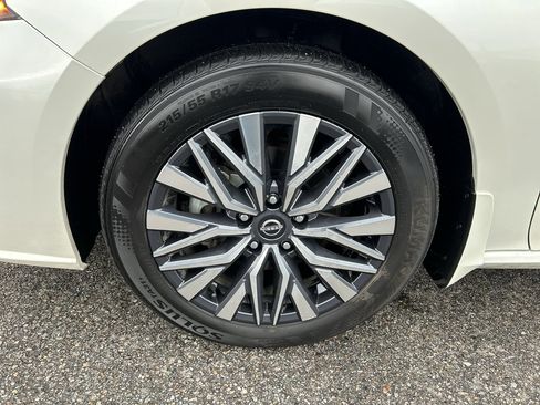 Used 2024 Nissan Altima 2.5 SV w/ SV Premium Package image 8