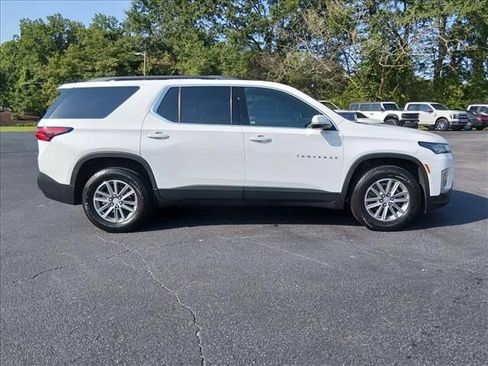 Used 2023 Chevrolet Traverse LT FWD image 3