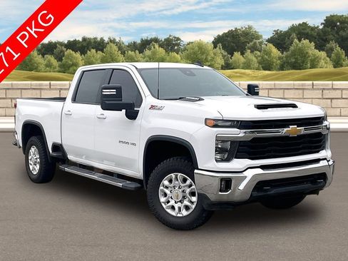 Used 2025 Chevrolet Silverado 2500 LT AWD/4WD image 2