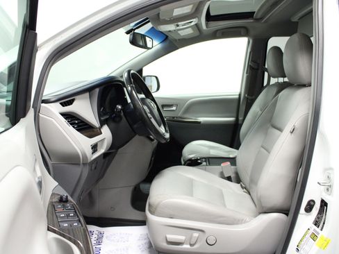 Used 2017 Toyota Sienna XLE image 12