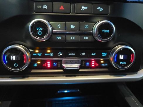 Certified 2024 Ford Expedition XLT image 21