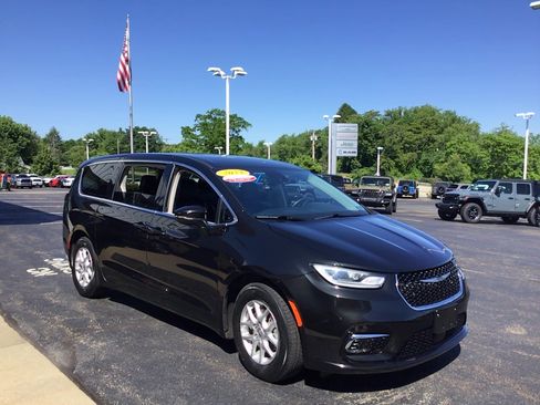 Certified 2023 Chrysler Pacifica Touring-L FWD image 3