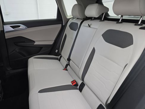New 2026 Volkswagen Taos SE image 13