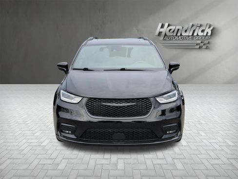 Used 2025 Chrysler Pacifica Limited FWD image 3