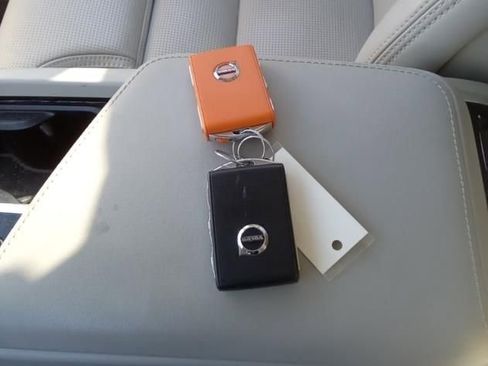 Certified 2023 Volvo XC60 B5 Ultimate w/ Protection Package Premier image 5