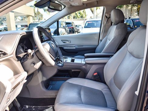 Used 2023 Toyota Sienna Limited image 18