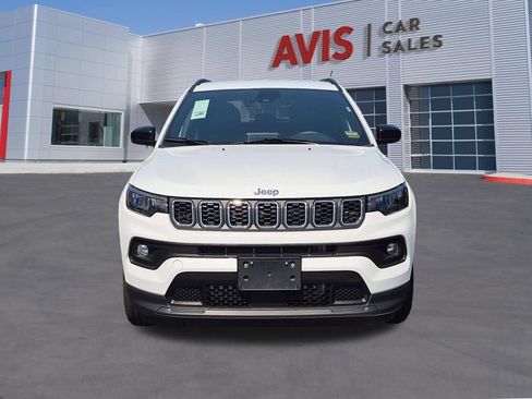 Used 2025 Jeep Compass Latitude AWD/4WD image 2