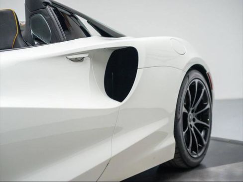 Used 2025 McLaren Artura Spider image 29