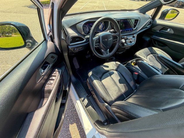 Used 2025 Chrysler Pacifica Select FWD image 10