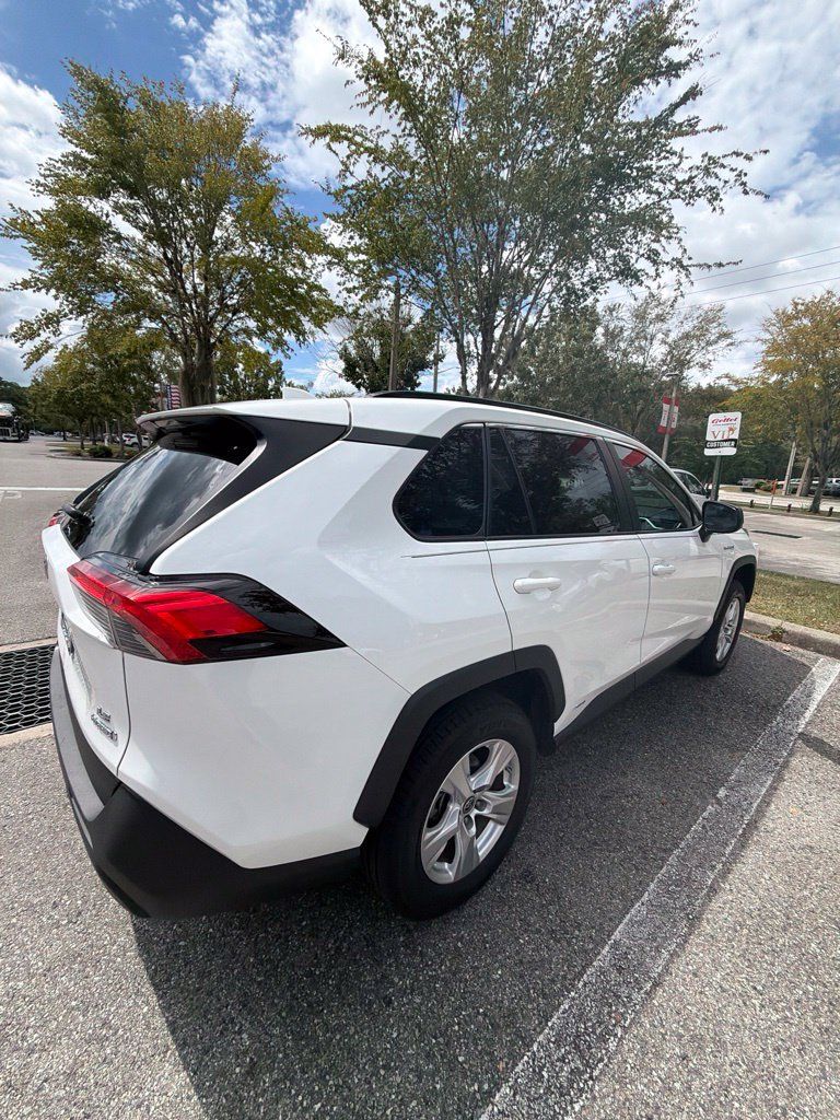 Used 2021 Toyota RAV4 LE AWD/4WD image 9