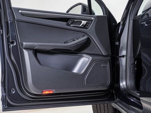 Certified 2025 Porsche Macan AWD/4WD image 22