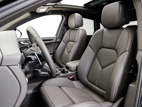 Certified 2026 Porsche Macan AWD/4WD image 5