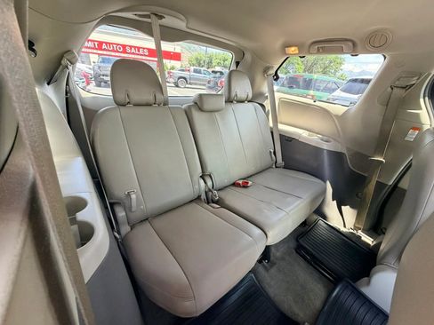 Used 2015 Toyota Sienna XLE w/ Entertainment Package FWD image 24