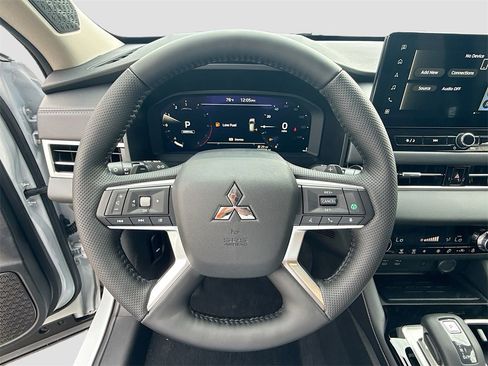 New 2026 Mitsubishi Outlander SE image 11