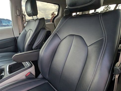 Used 2024 Chrysler Pacifica Touring-L image 20