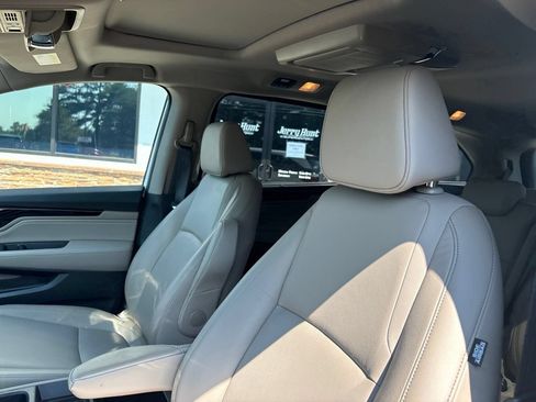 Used 2023 Honda Odyssey Touring image 3