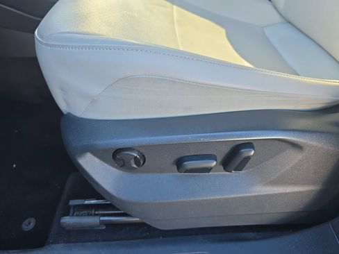 Used 2018 Volkswagen Tiguan SE image 28