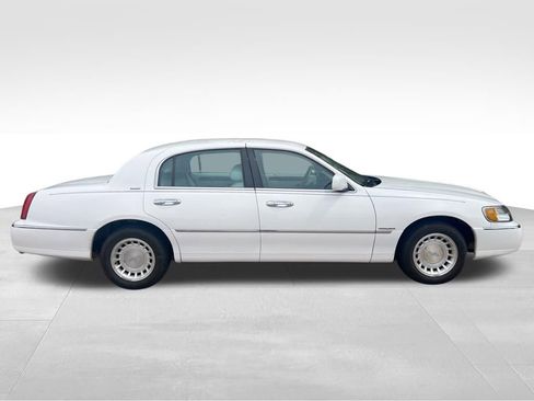 Used 2000 Lincoln Town Car Executive RWD image 2