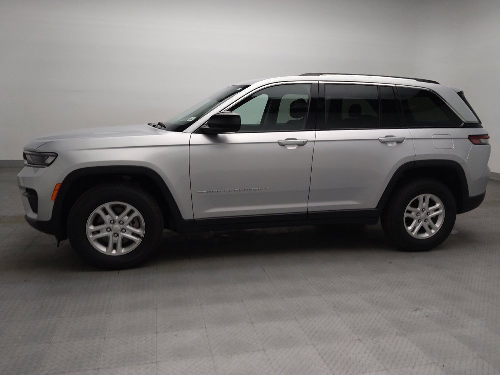 Used 2024 Jeep Grand Cherokee Laredo RWD image 2