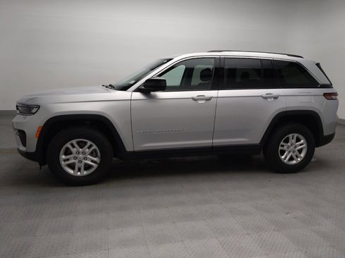 Used 2024 Jeep Grand Cherokee Laredo RWD image 2