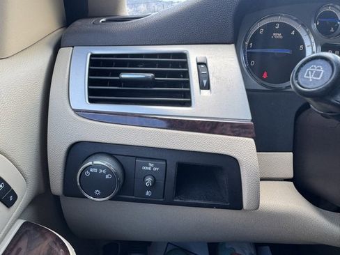 Used 2013 Cadillac Escalade Premium image 25