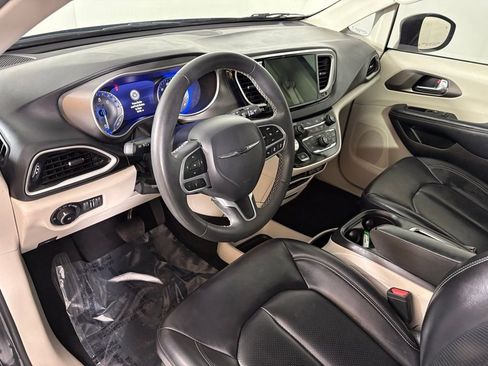 Used 2023 Chrysler Pacifica Touring-L FWD image 17