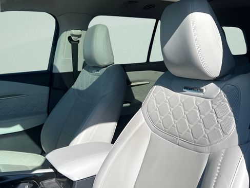 Certified 2025 Ford Explorer Platinum w/ Ultimate Package AWD/4WD image 9
