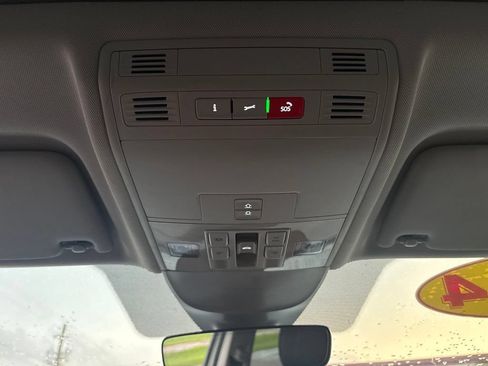 Used 2024 Volkswagen Taos SE AWD/4WD image 30