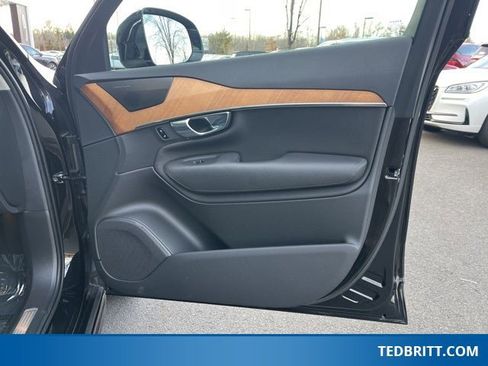 Used 2021 Volvo XC90 T6 Momentum w/ Advanced Package image 23
