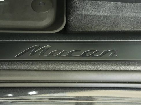 Used 2025 Porsche Macan image 32