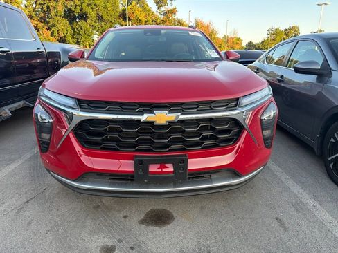 Used 2026 Chevrolet Trax LT w/ Driver Confidence Package FWD image 2
