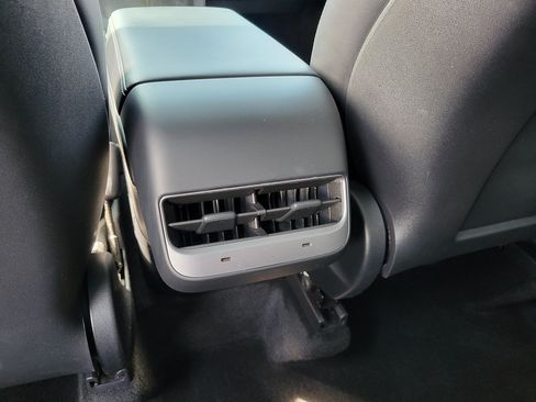 Used 2023 Tesla Model Y Long Range AWD/4WD image 10