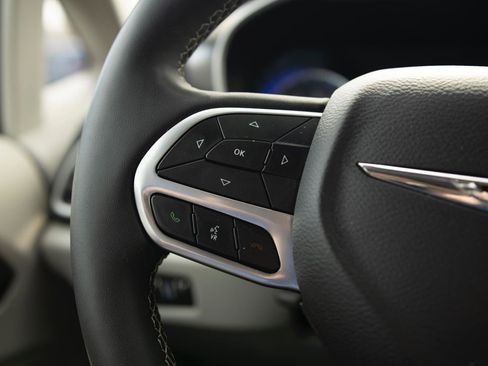 Used 2024 Chrysler Pacifica Touring-L image 6