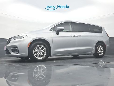 Used 2023 Chrysler Pacifica Touring-L FWD image 30