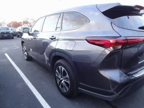 Used 2023 Toyota Highlander XLE image 4