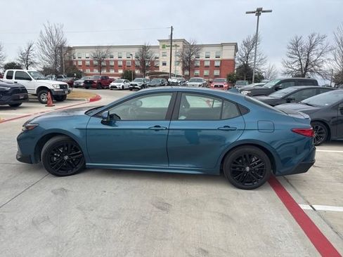 Used 2025 Toyota Camry SE image 7