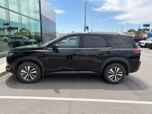 Used 2022 Nissan Pathfinder SL AWD/4WD image 8