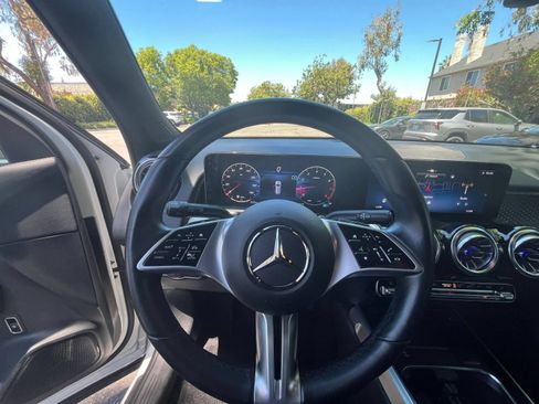 Used 2025 Mercedes-Benz GLB 250 image 35