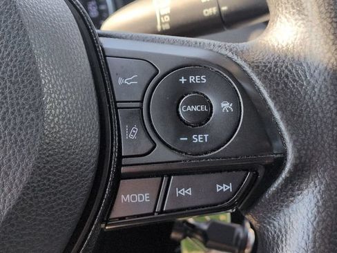 Used 2021 Toyota RAV4 LE AWD/4WD image 16