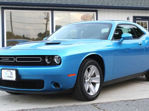 Used 2023 Dodge Challenger SXT RWD image 1