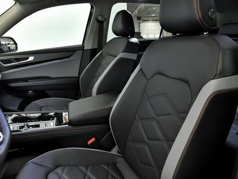 New 2026 Volkswagen Atlas Peak Edition image 7